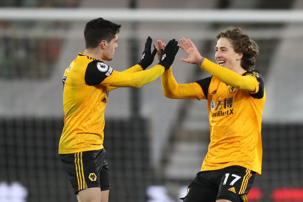 West Ham se impone al Wolverhampton 3-2 cerrando así la fecha 30 de la Premier League. Los Wolves estuvieron cerca de igualar el marcador, pero los goles de Leander Dendonker y Fabio Silva no fueron suficientes ante las anotaciones de Jesse Lingard, Pablo Fornals y Jarrod Bowen. El mexicano Raúl Jiménez aún sigue en recuperación.