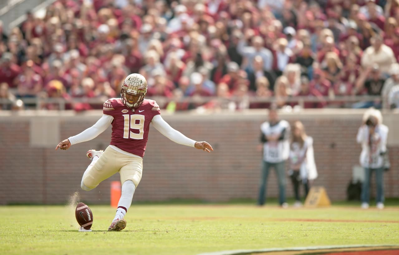 Aguayo, un jugador de ascendencia mexicana y nacido en Mascotte (Florida) el 17 de mayo de 1994, empezó su brillo como pateador de fútbol americano en Florida State University.