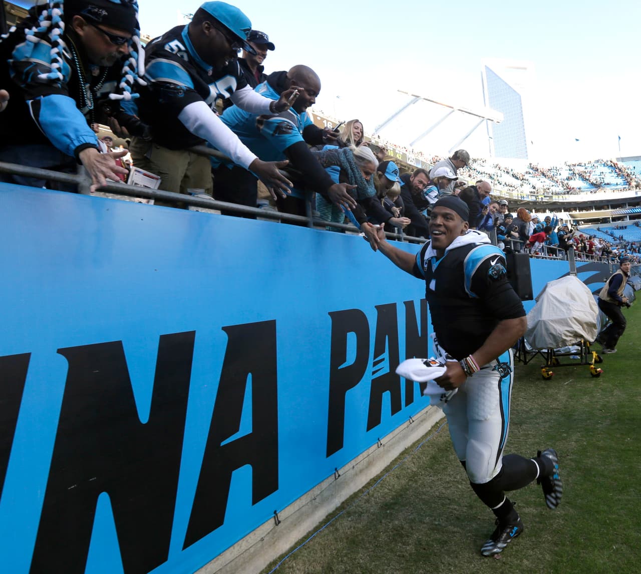 Cam Newton se lució con 5 pases de TD para que los Panthers mantuvieran su incontenible paso en la liga (10-0) al derrotar a los Redskins 44-16. Checa las mejores tomas del partido.