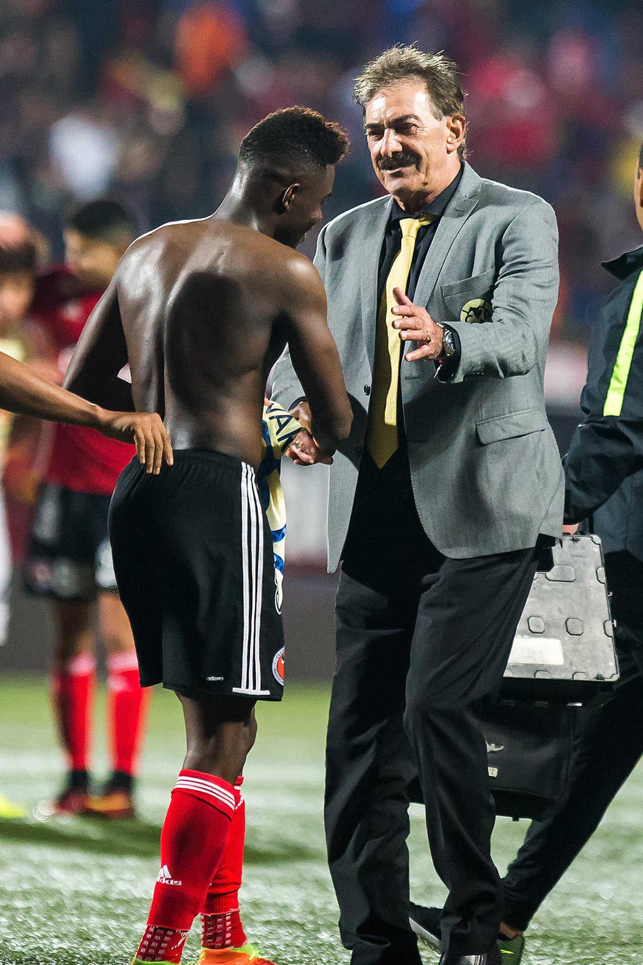 Acto seguido, el que se mostró muy amable con Avilés fue el técnico Ricardo La Volpe. Quien antes se mostraba deseperado por controlar al atacante, ahora lo saludaba con mucha cordialidad.