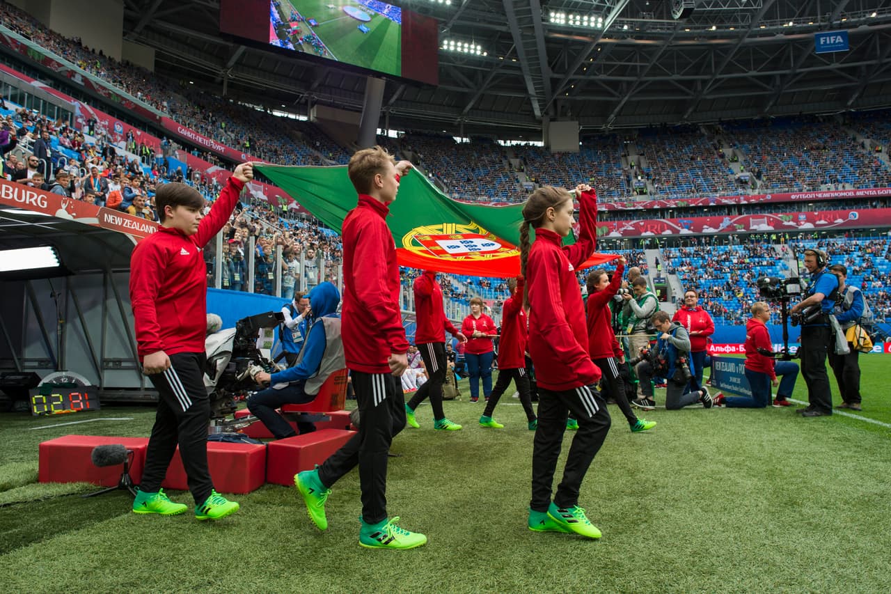 Aunque muy poco público, o menos del que se estimaba, el partido entre portugueses y neozelandeses tuvo lugar en el imponente estadio de San Petersburgo.