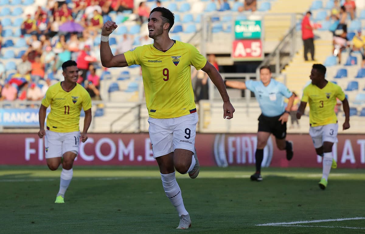 El delantero de 18 años Leonardo Campana (centro), del Barcelona de Guayaquil, fue el máximo anotador del Sudamericano con un total de seis goles.