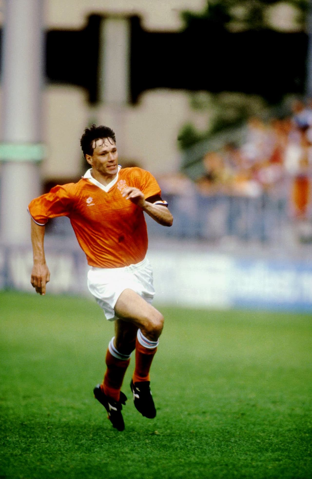 Marco Van Basten dejó las canchas a los 29 años mientras jugaba para el Milán, su tobillo fue el motivo de retiro a temprana edad.