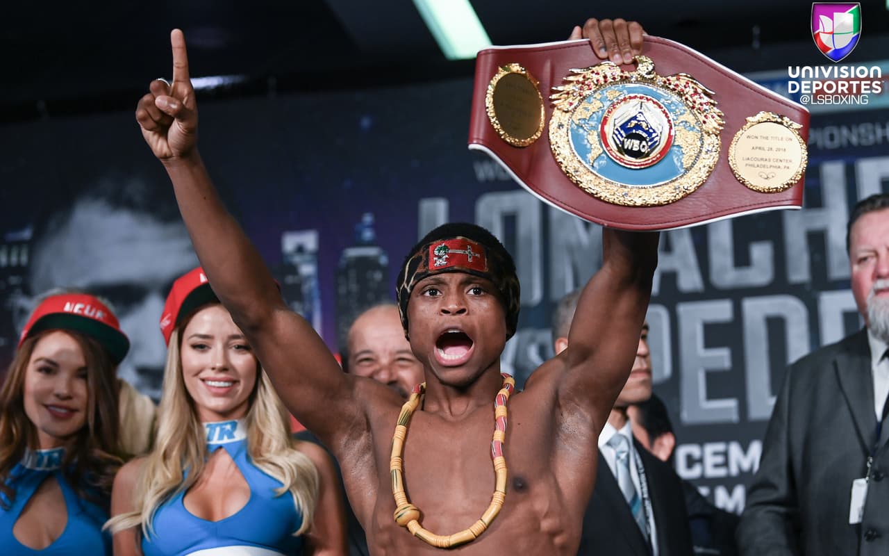 En la pelea coestelar, el campeón mundial más joven en la historia de Ghana, Dogboe, defenderá por segunda ocasión su cetro supergallo de la OMB ante el mexicano Navarrete. El monarca marcó 120.8 libras en la romana, mientras que su rival registró 122 libras.