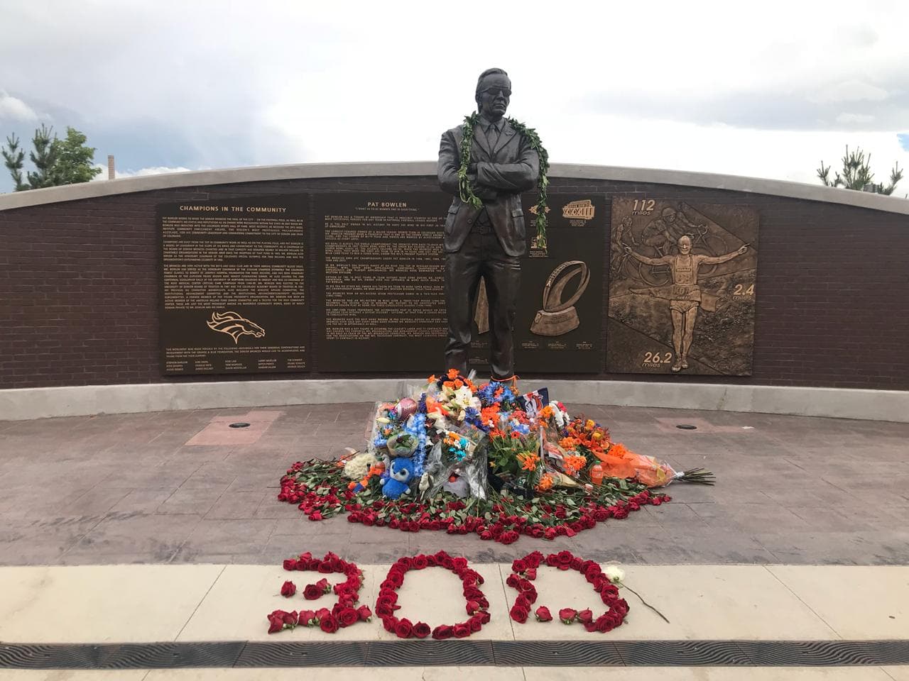 A las afueras de Broncos Stadium at Mile High se halla un memorial luego de que Pat Bowlen, propietario de los Denver Broncos y autor intelectual y material de la edificación de este inmueble, falleciera el pasado 13 de junio debido a los estragos del Alzheimer. Aquí jugará este miércoles el Tri.