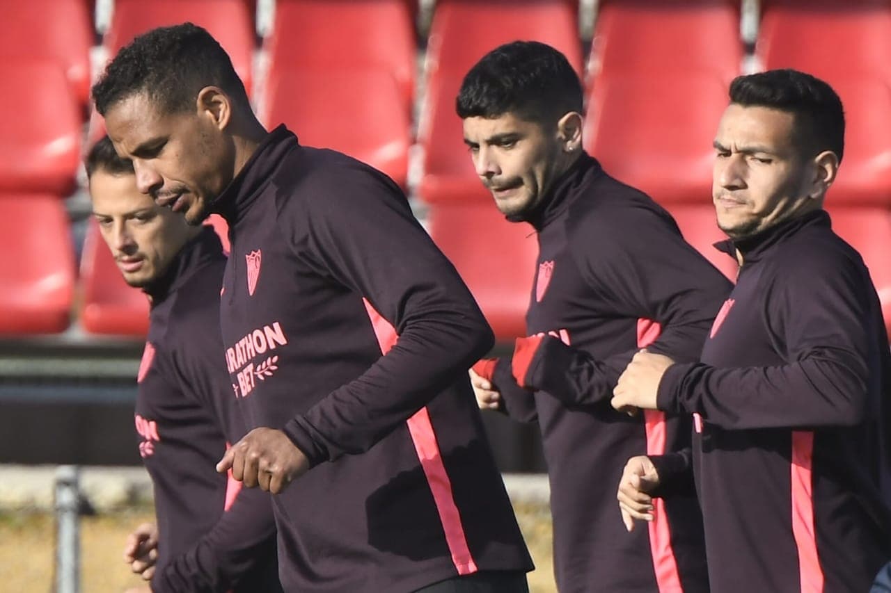 Últimos minutos en Sevilla: Chicharito entrena a espera de su adiós