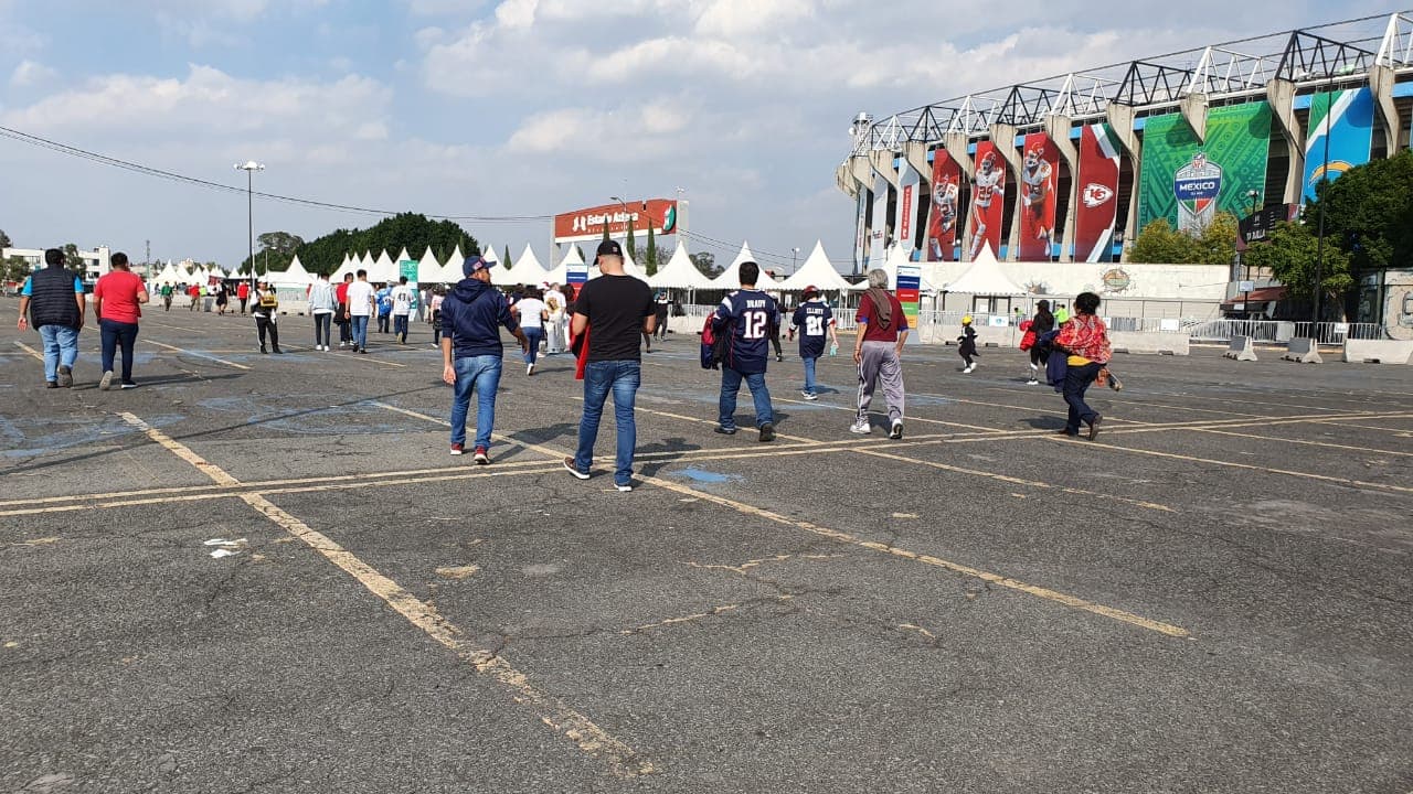 Predominan los colores rojo y azul en las inmediaciones del Estadio Azteca.