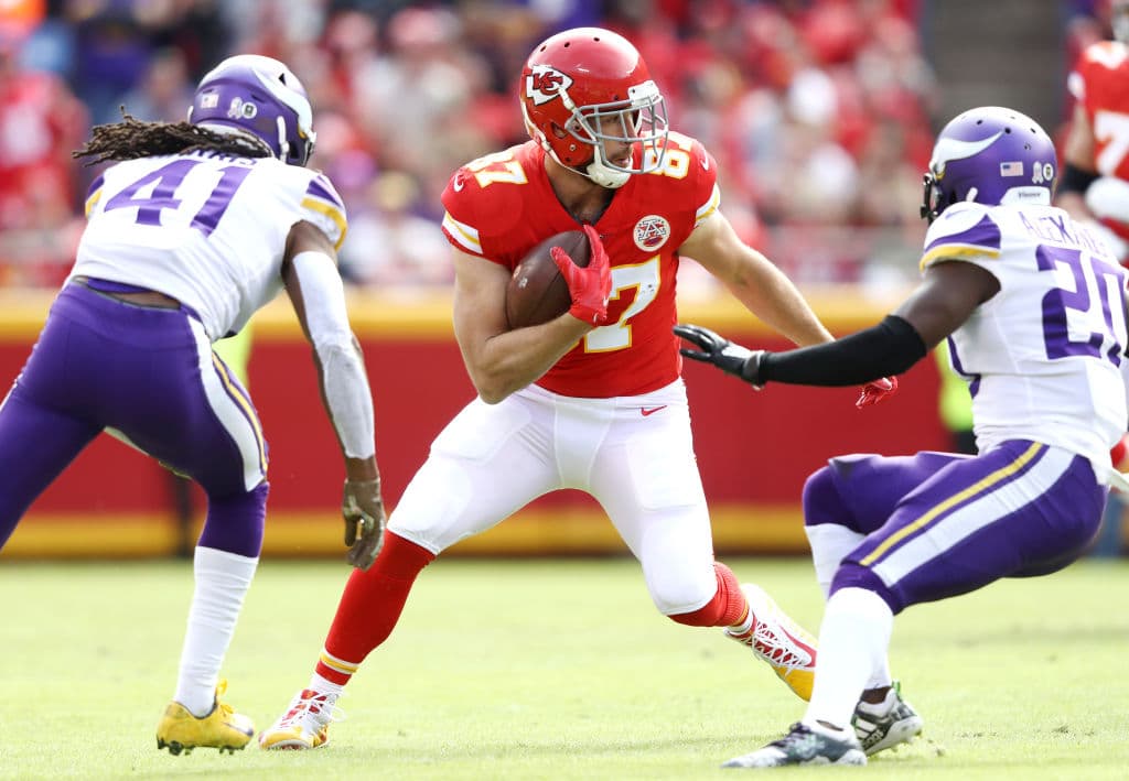 Travis Kelce corre pese al bloqueo de Minnesota.