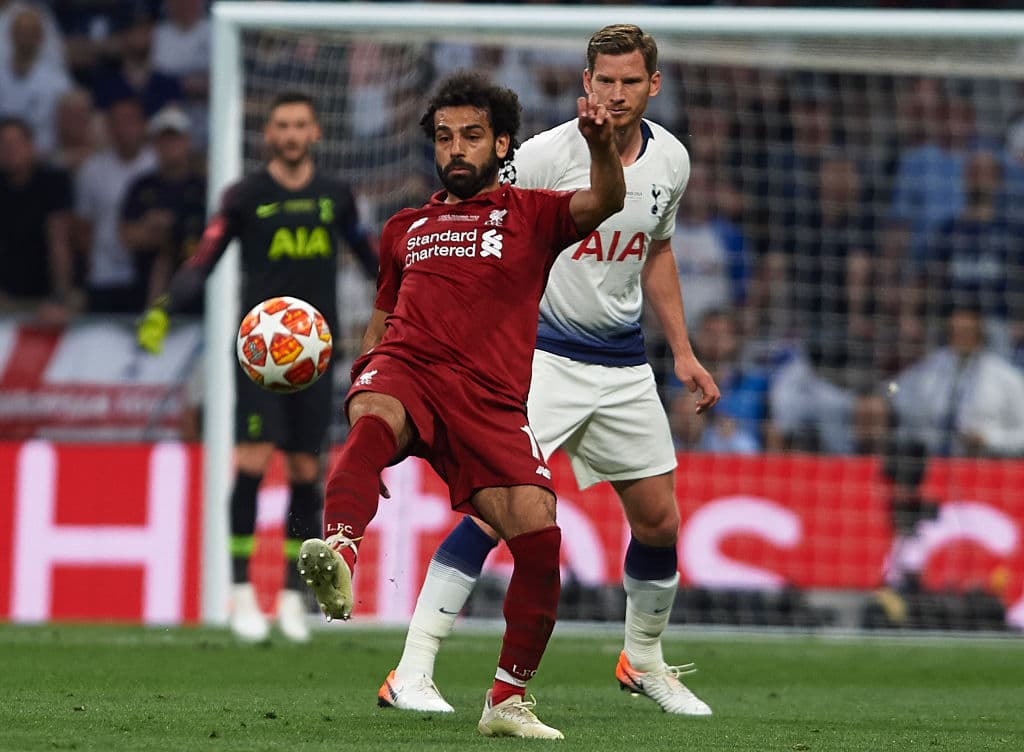 Pocas veces más pudo pisar el área rival el delantero egipcio, celosamente marcado por sus rivales.