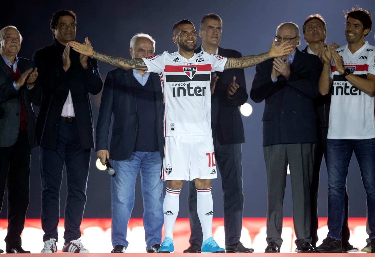 Dani Alves niega llegar a Sao Paulo para retirarse