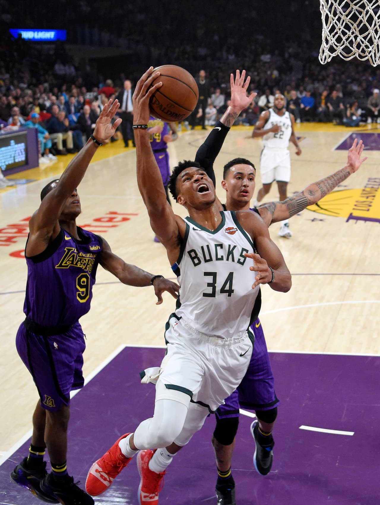 Mientras Eric Bledsoe fue el máximo anotador de los Bucks con 31 puntos, Giannis Antetokounmpo (centro) aportó 16 puntos, 15 rebotes y 6 asistencias.