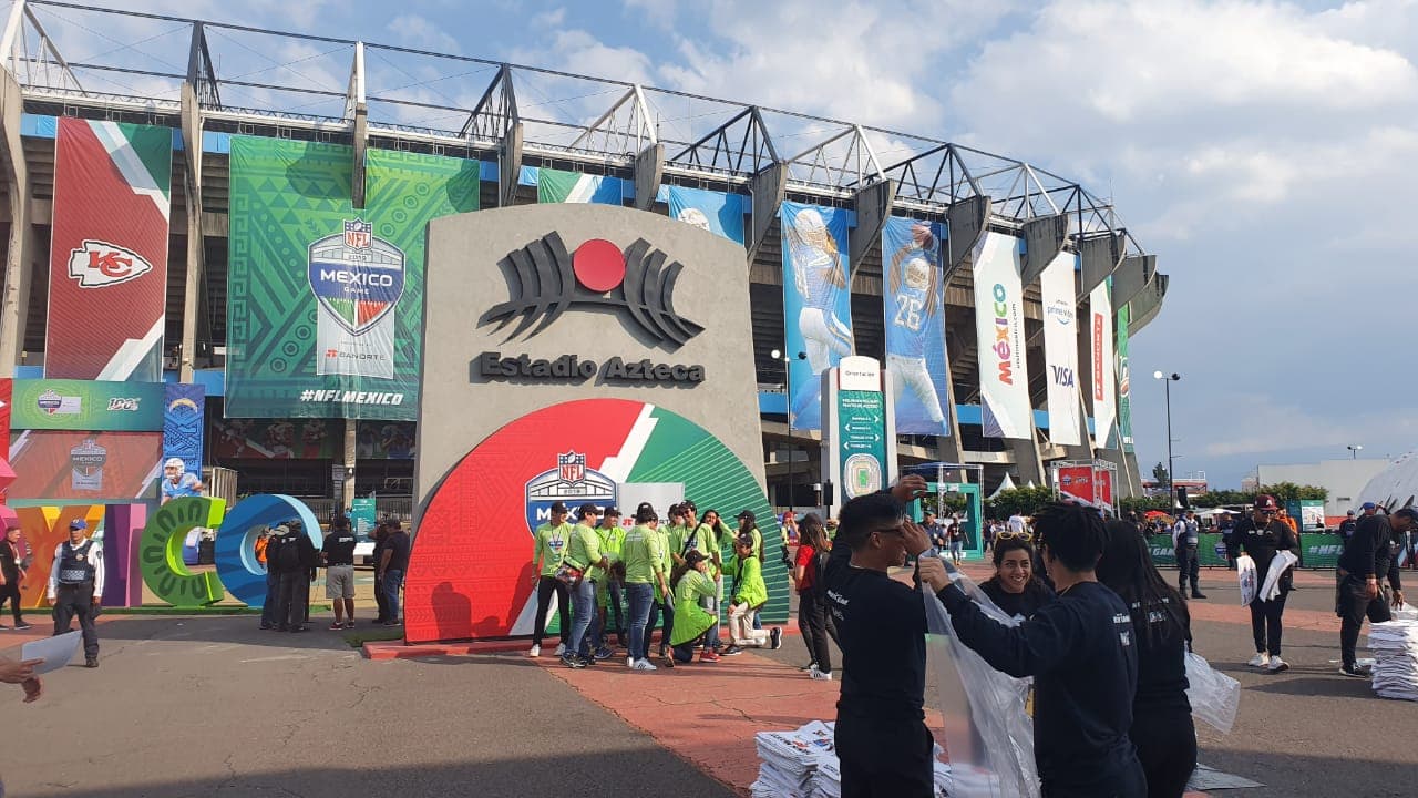 Predominan los colores rojo y azul en las inmediaciones del Estadio Azteca.