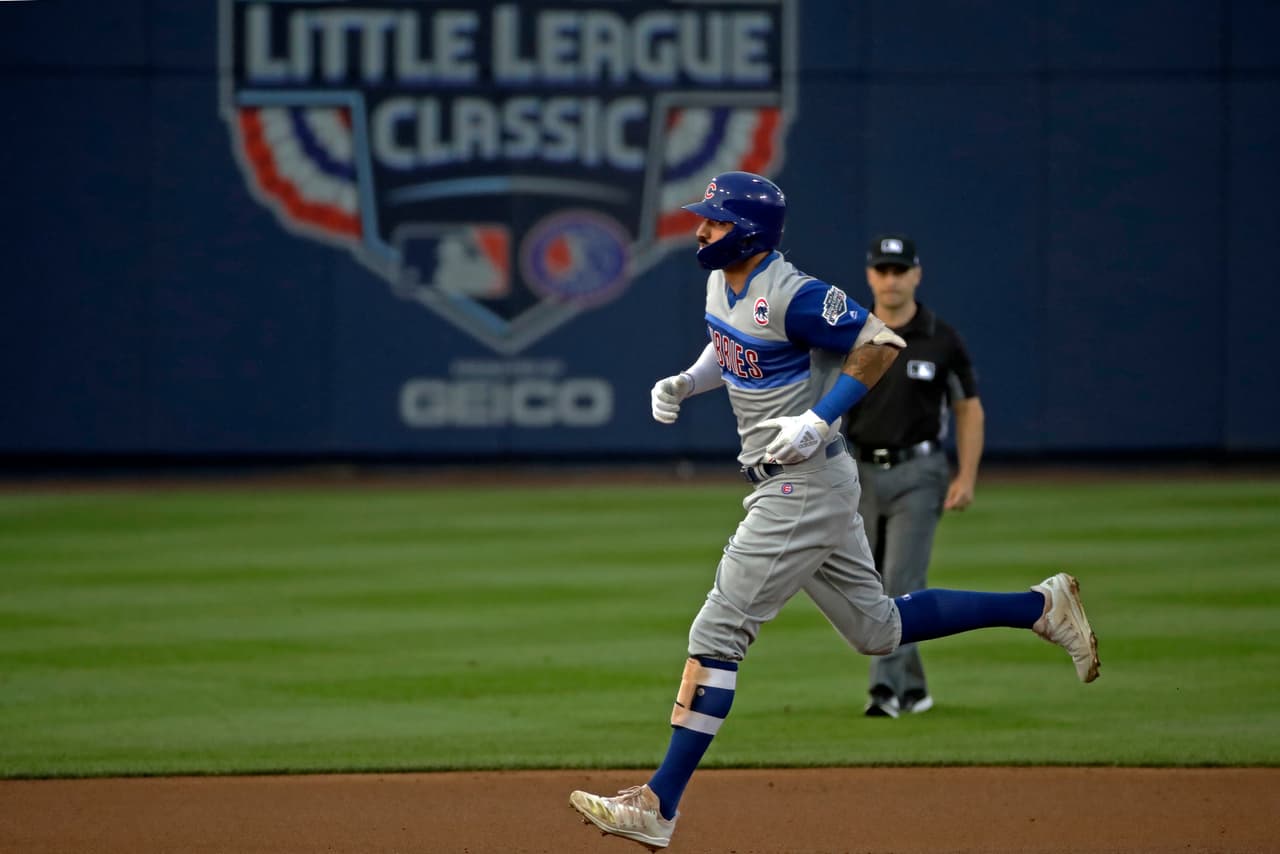 Nicholas Castellanos se ha convertido en un jugador importante para los Cubs desde su arribo procedente de los Detroit Tigers. Al fondo el logo del LLC.