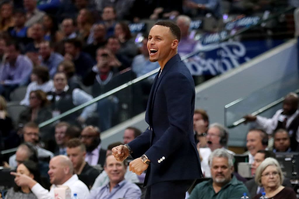 Curry no juega desde el 10 de octubre, se ha perdido ocho juegos y serán nueve en total, pues se espera ya reaparezca el jueves. Pero tuvo un accidente de tránsito del que salió ileso el viernes.