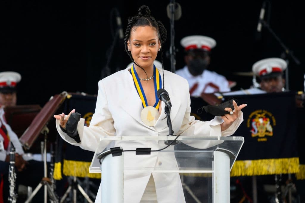 Rihanna y el príncipe Carlos asisten a ceremonia en Barbados después de que la nación cortara lazos con la realeza.