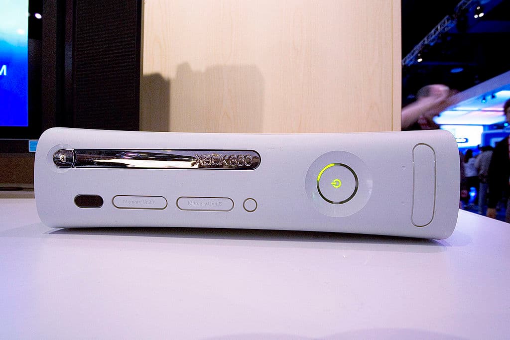 Xbox 360 - La segunda consola que lanzó Microsoft al mercado mejoró mucho el juego online, por lo que sus ventas aumentaron demasiado alcanzando los 86 millones de consolas venidas. El juego que más veces se vendió con esta consola fue el Kinect Adventures con más de 24 millones de copias.