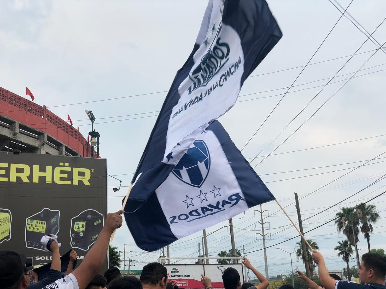 Este es el marco con el que las aficiones de los dos equipos regiomontanos se preparaban para alentar a Tigres y Rayados en el Clásico Regio edición internacional en la Final de la Liga Campeones de la Concacaf.