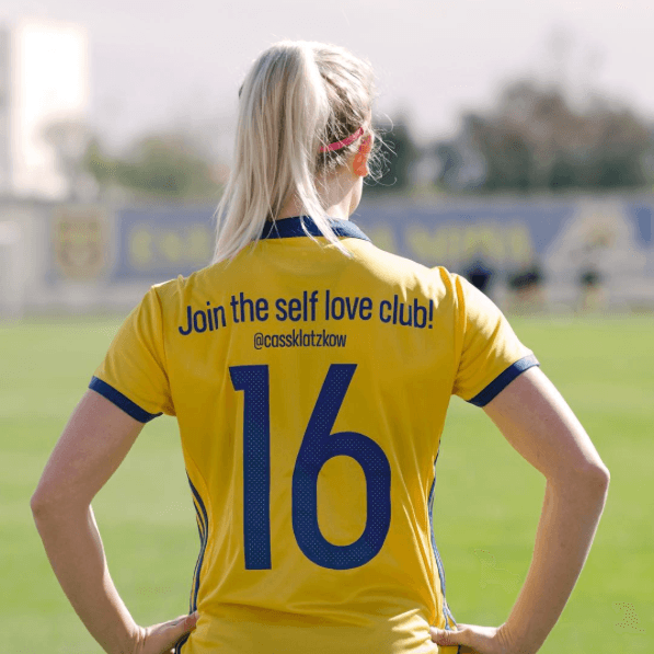 "Únete al club del amor propio" - Las jugadoras del equipo sueco eligieron los tuits entre mujeres destacadas de su país en una iniciativa de la Federación de Futbol por entregarle un mensaje inspirador a las jóvenes de su país.