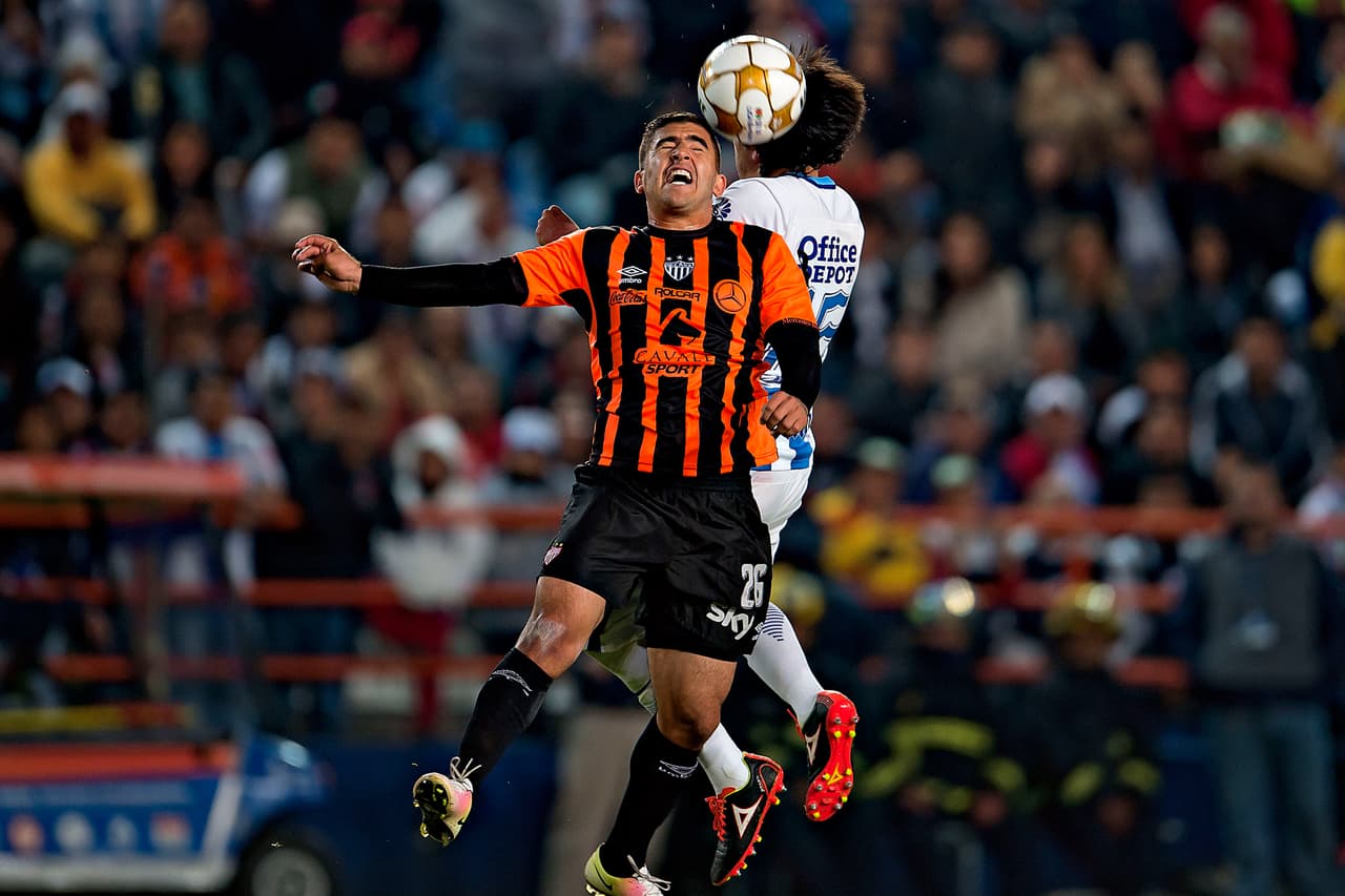 En una llegada visitante, Michel García probó con disparo de larga distancia esperando que el arquero Óscar 'Conejo' Pérez se volviera a equivocar, como en el primer gol de la ida, pero eso no ocurrió y hasta con señas retaba a la afición necaxista que estaba atrás de su meta en el primer lapso.