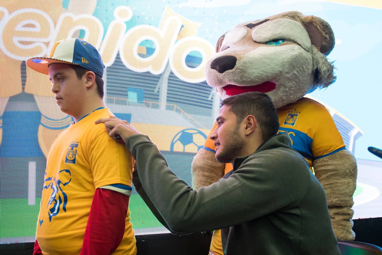 El francés Andre-Pierre Gignac y el colombiano Francisco Meza, ambos lesionados, compartieron con fanáticos de Tigres UANL en Nuevo León, previo al partido del equipo contra Chivas de Guadalajara.