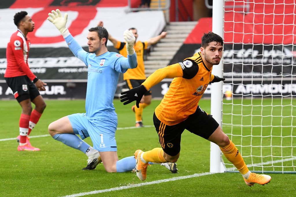 Wolverhampton se impone a Southampton 2-1 en la Premier League. Danny Ings se encargaba de poner arriba a su equipo, pero los Wolves remontaron y se llevaron el partido con goles de Rubén Neves de penal y, el segundo gol corrió a cargo de Pedro Neto al minuto 66 y ya escalan a la 12va posición de la tabla.