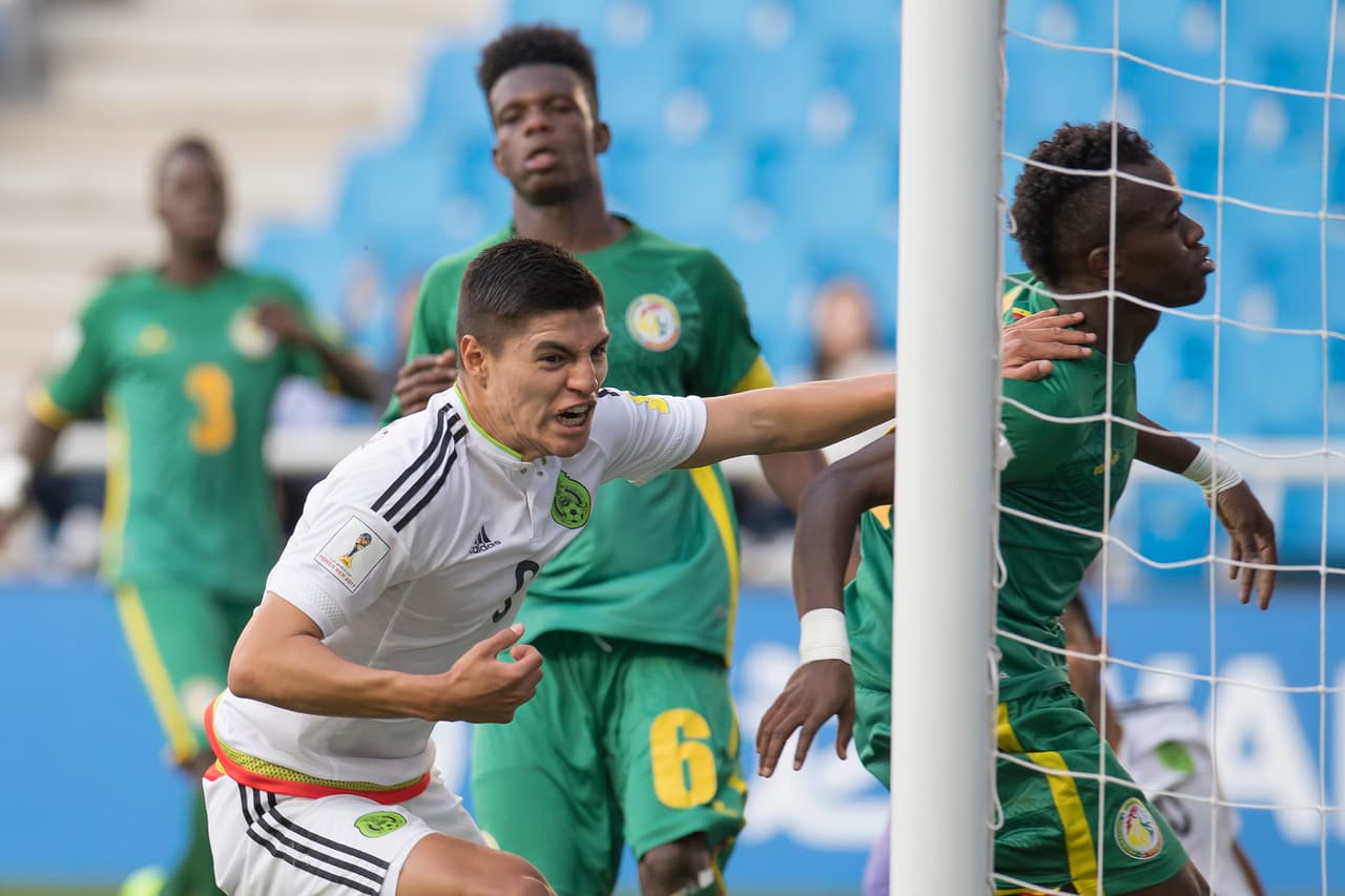 El cambio de Magaña por Aguilar a falta de diez minutos activó a México por el costado izquierdo y por ahí llegó la jugada que acabó embocando a gol Ronaldo Cisneros, que acababa de salir por Yrizar, a falta de un minuto para el pitido final.