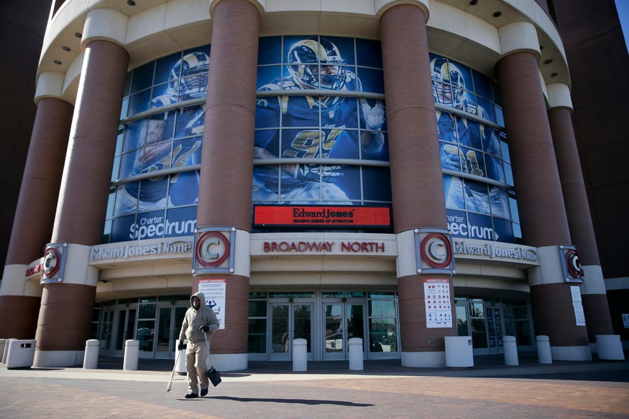 La ciudad de San Luis, Missouri se quedó sin equipo de la NFL por segunda ocasión desde 1988 cuando se fueron los Cardinals a Arizona, ahora estas son las fotografías de la desolación por la partida de los Rams a Los Angeles.