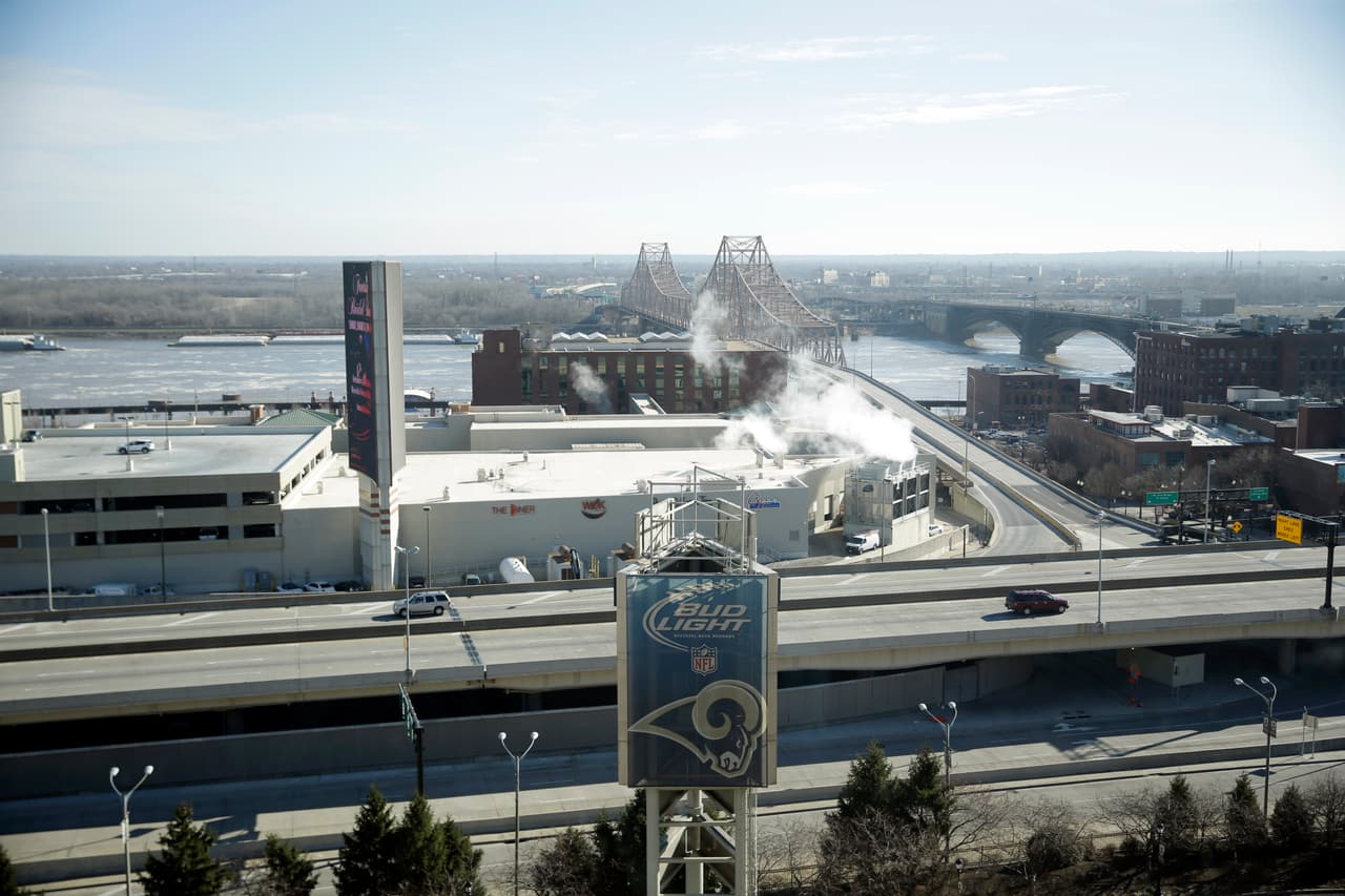 La ciudad de San Luis, Missouri se quedó sin equipo de la NFL por segunda ocasión desde 1988 cuando se fueron los Cardinals a Arizona, ahora estas son las fotografías de la desolación por la partida de los Rams a Los Angeles.