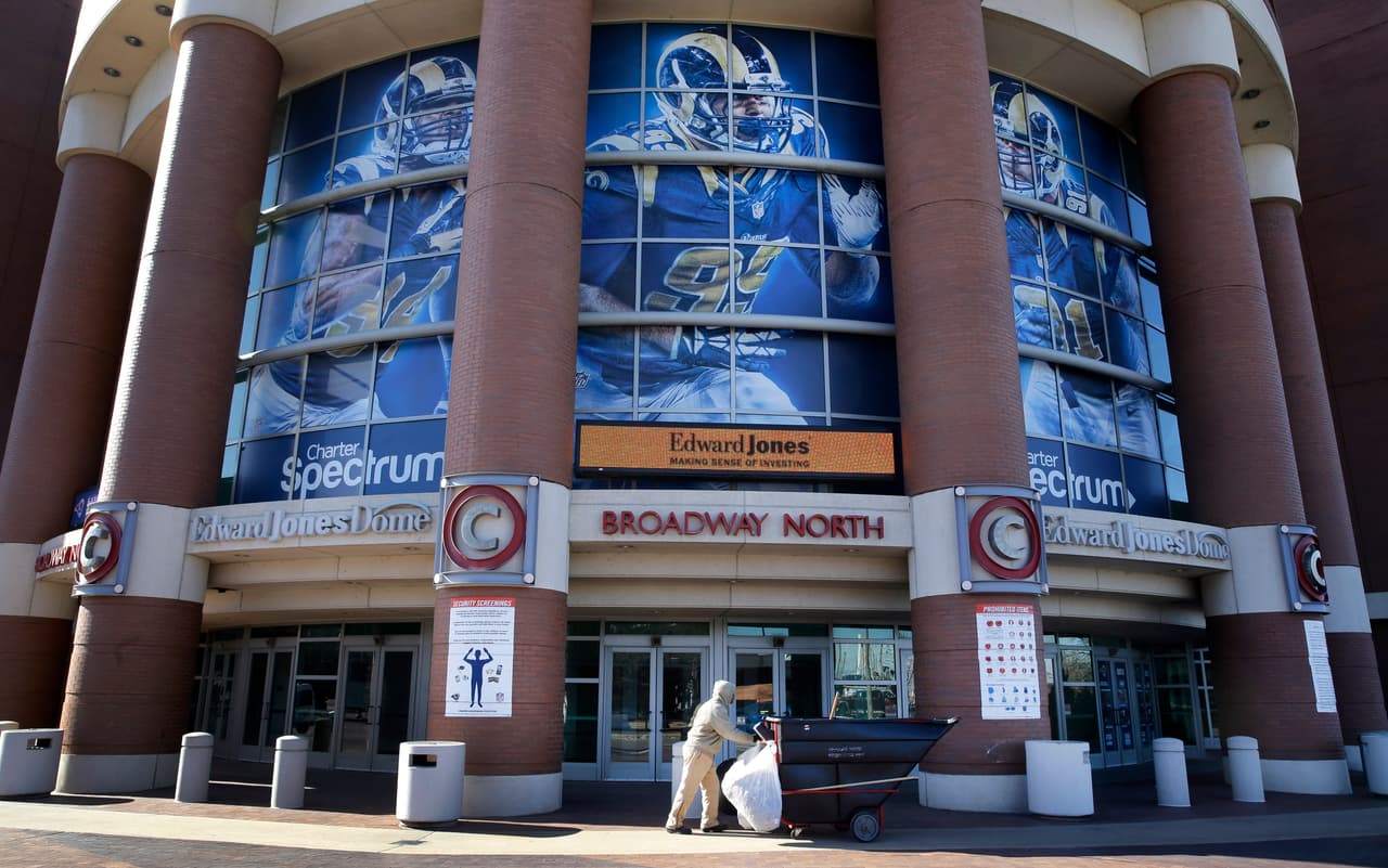 La ciudad de San Luis, Missouri se quedó sin equipo de la NFL por segunda ocasión desde 1988 cuando se fueron los Cardinals a Arizona, ahora estas son las fotografías de la desolación por la partida de los Rams a Los Angeles.