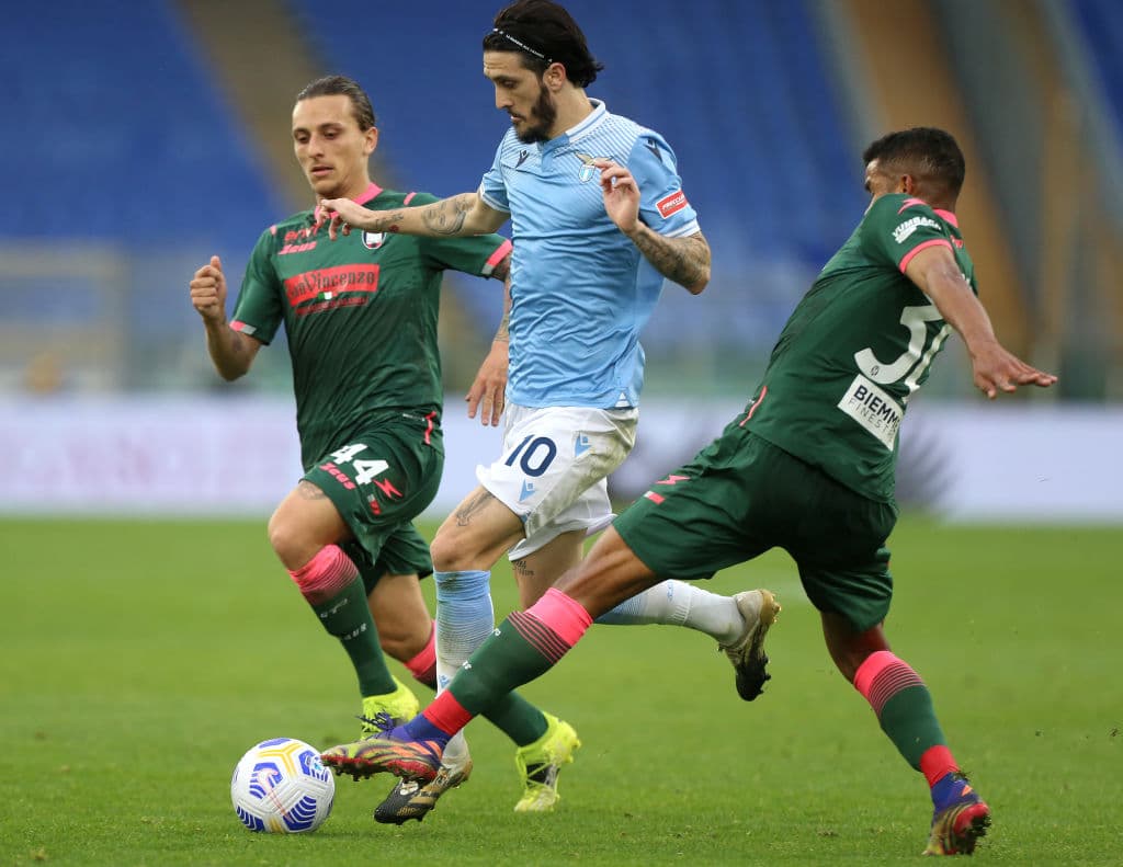 Lazio rescató el triunfo ante el discreto Crotone en los últimos minutos. Milinkovic-Savic (14’), Romero (39’) y Caicedo (84’) marcaron por los de Inzaghi; Simeon Nwankwo (29’, 50’) hizo los tantos para los que se acerca a buen a paso al descenso. Lazio y Crotone llegaron a 46 y 15 unidades, respectivamente.
