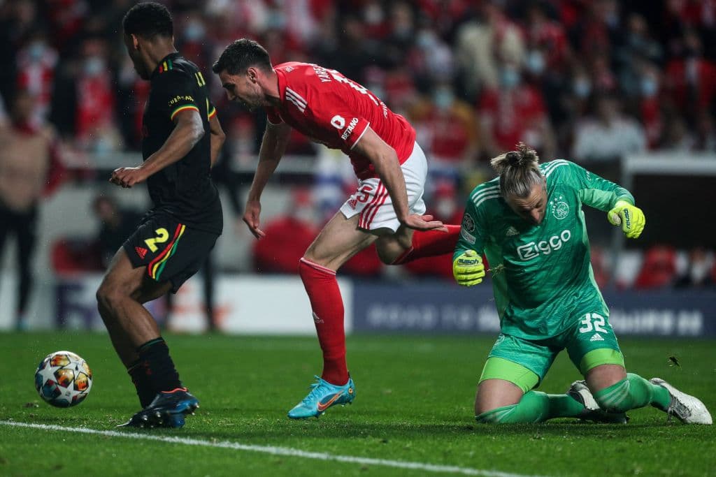 Ajax y Benfica se van con empate tras partidazo en el partido de ida en Octavos de Final en la Champions League. Dusan Tadic y Sebastien Haller anotaron para la escuadra holandesa, mientras que Roman Yaremchuk y también Sebastien Haller sumaron para los locales. Edson Álvarez fue titular durante el encuentro.