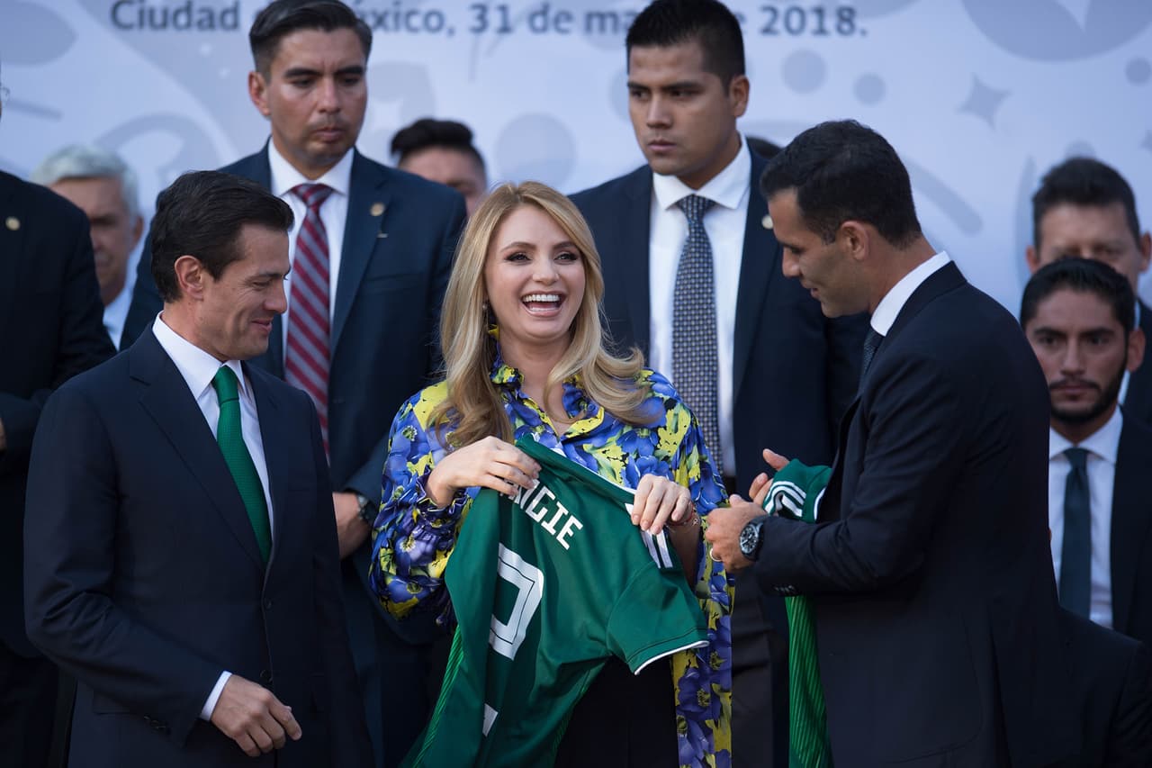 Cuerpo técnico, comandado por Juan Carlos Osorio, y jugadores de la selección mexicana de fútbol asistieron este jueves al abanderamiento a cargo del presidente Enrique Peña Nieto y la primera dama Angélica Rivera en la Residencia Oficial de Los Pinos. La bandera tricolor la recibió Héctor Moreno y las palabras del equipo las entregó Rafa Márquez.