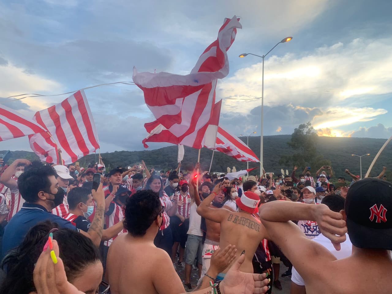 Los fanáticos de Chivas se encargaron de poner el ambiente y el color a las afueras del estadio Akron previo al Clásico Tapatío ante los Zorros del Atlas.
