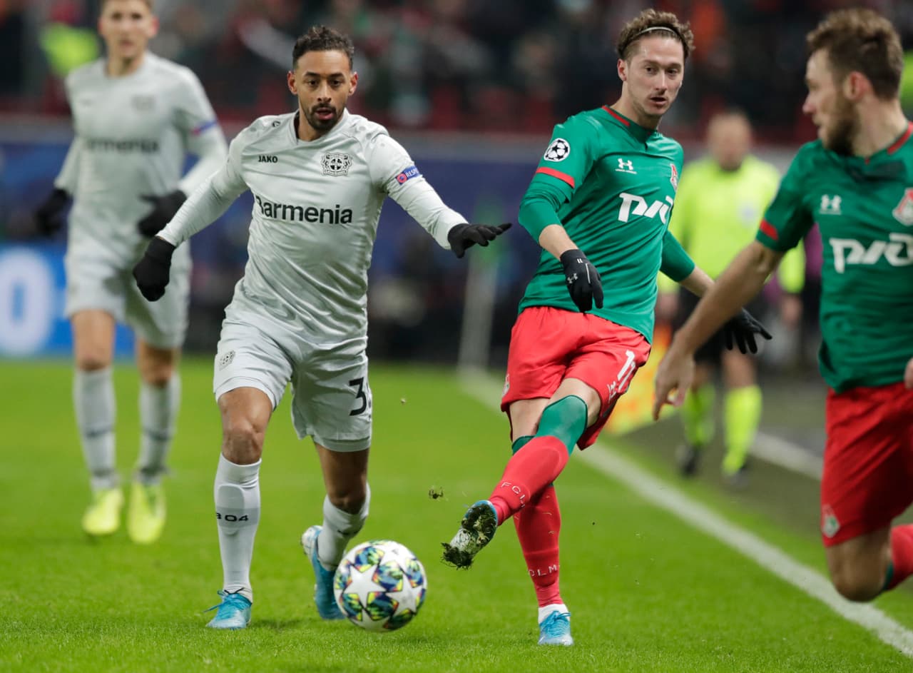 Karim Bellarabi del Leverkusen disputa el balon contra Anton Miranchuk.
