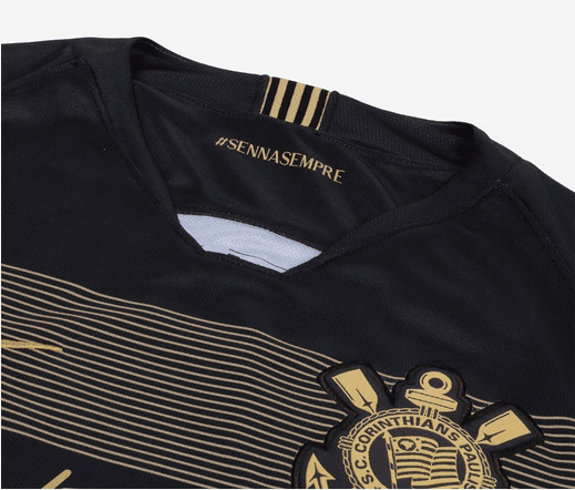 El sello de Senna por siempre quedará marcado en la historia del deporte, algo que Corinthians aprovechó para plasmar en este homenaje por medio de una playera especial.