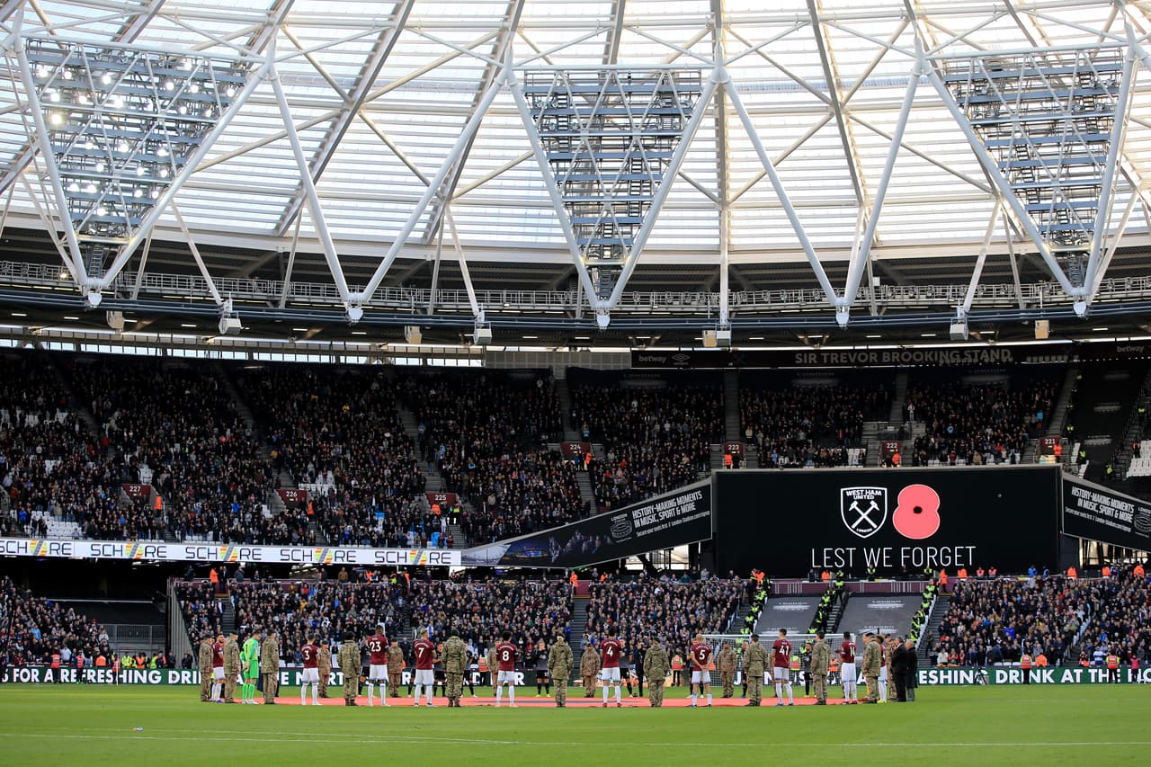 LONDON, ENGLAND - NOVEMBER 03: Players line up around the centre circle for a minute?s silence ahead of Armistice day prior to the Premier League match between West Ham United and Burnley FC at London Stadium on November 3, 2018 in London, United Kingdom. (Photo by Marc Atkins/Getty Images)