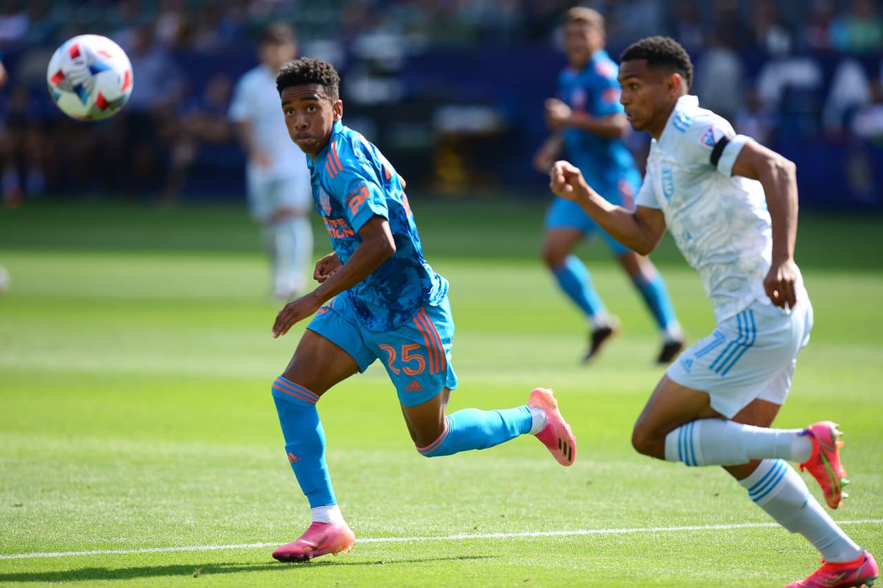 Y no, no estás viendo doble. En todos los partidos de este fin de semana los equipos usaron uniformes azules o blancos.