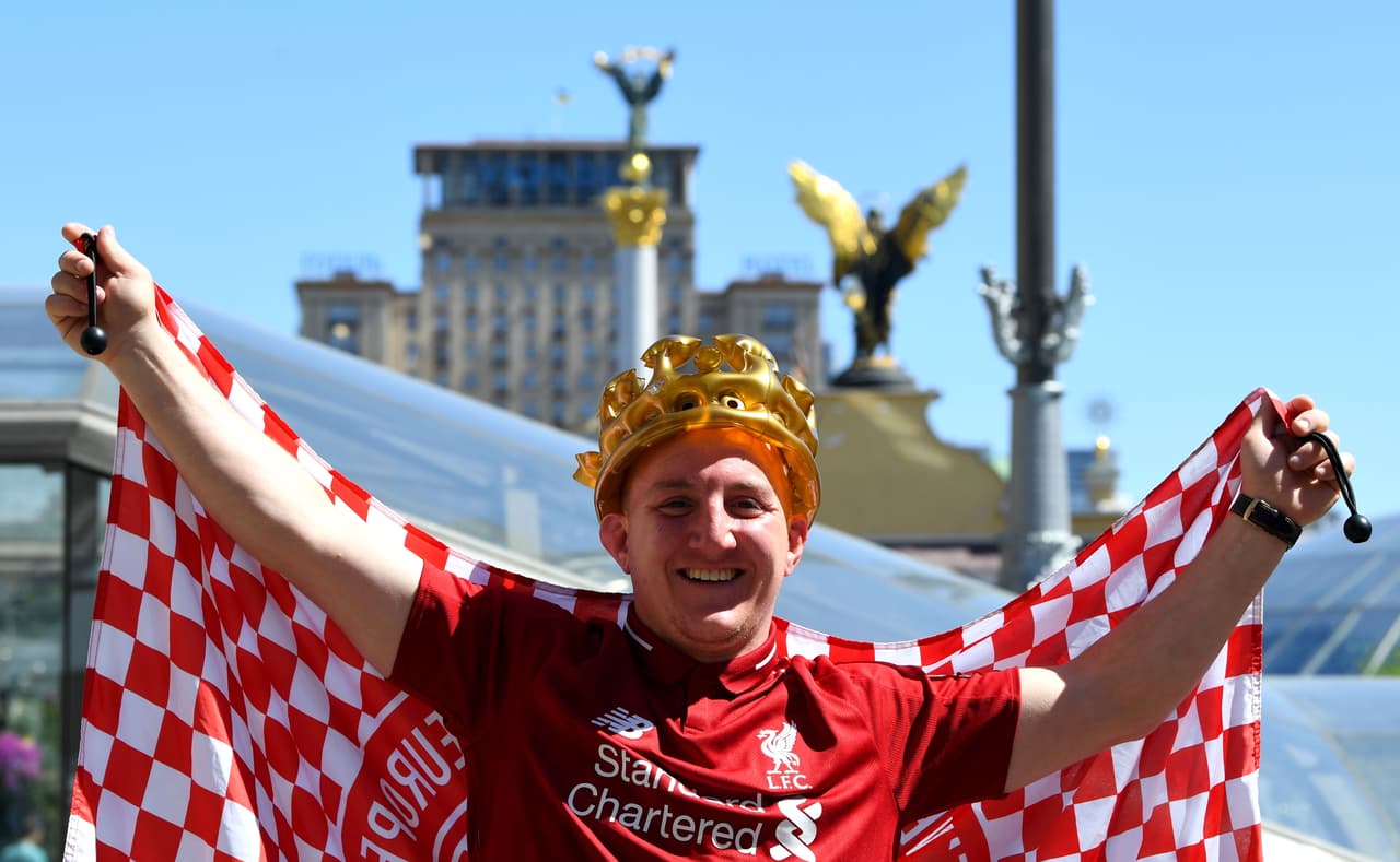 Un hincha del Liverpool coronado con la corona del 'Rey' Mo Salah.