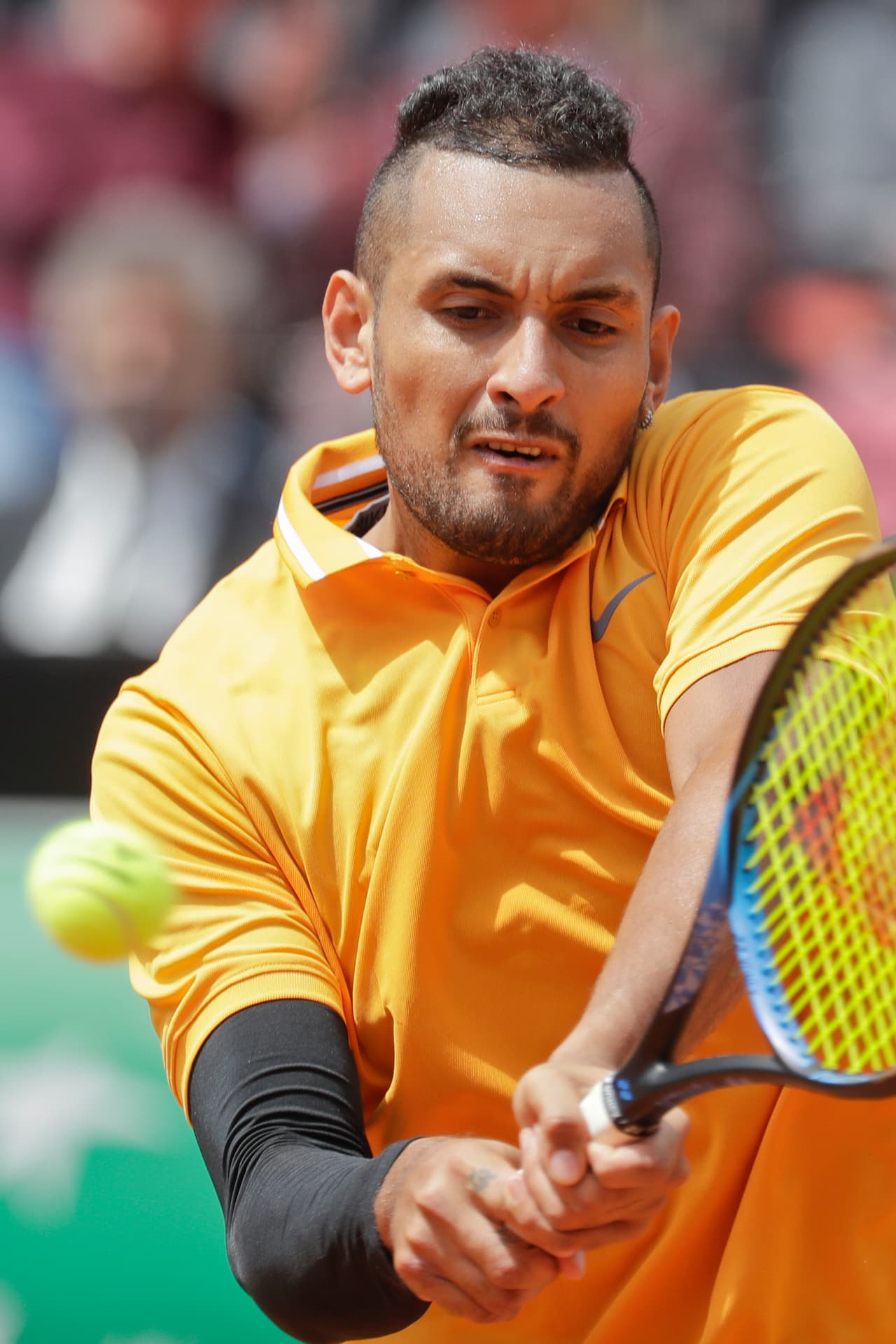 El australiano pateó primero una botella de agua durante el duelo ante el noruego Casper Ruud. Acto seguido, tomó una silla blanca y la azotó contra la arcilla.