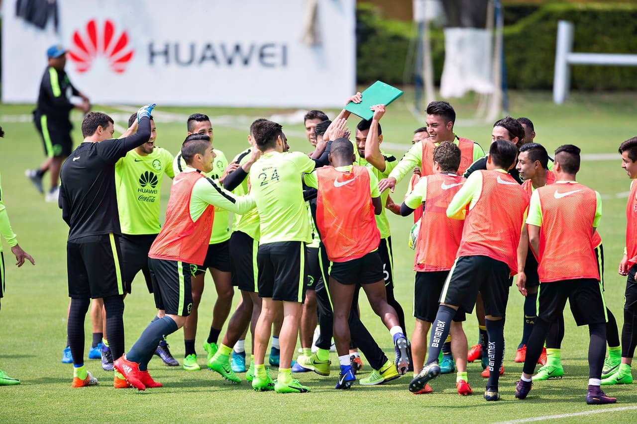 El técnico del América cumplió 65 años y en las instalaciones del club le cantaron las famosas ‘Mañanitas’ y se llevó un pastelazo por parte de todos los jugadores, así como la clásica ‘fila india’.