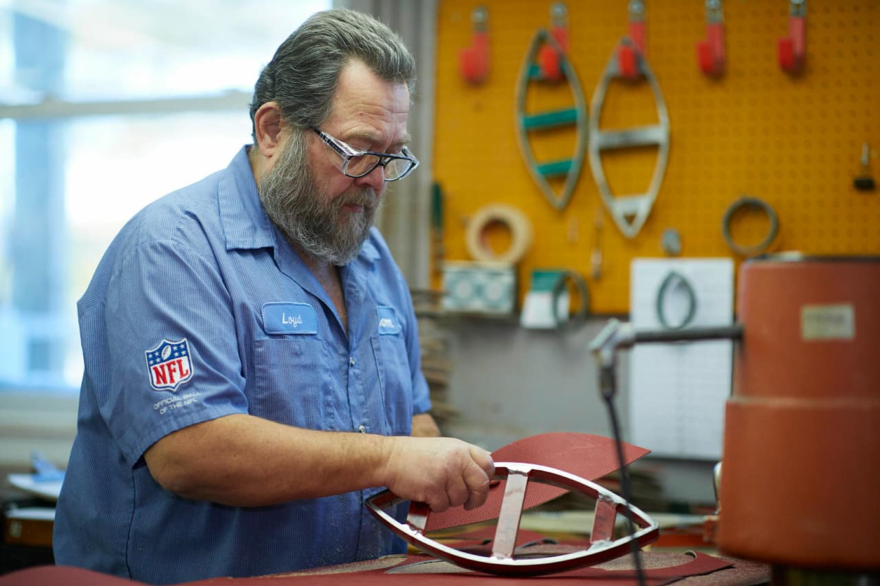Aproximadamente unas 80 personas trabajan en la fábrica elaborando a mano los balones. El proceso tiene demasiados detalles que lo hacen muy peculiar, pero también muy preciso.