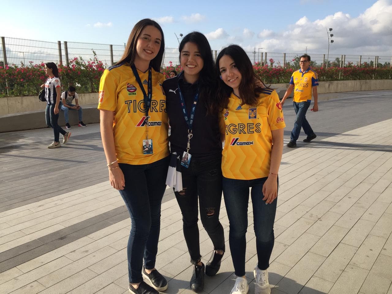 Así se vivió el ambiente dentro y fuera del Estadio BBVA previo al arranque de la Final de la Liga MX en el juego de Vuelta en el que se sabrá si Rayadas o Tigres se coronan en la Liga MX Femenil. Un marco esplendoroso se vivió con dos aficiones muy conectadas.