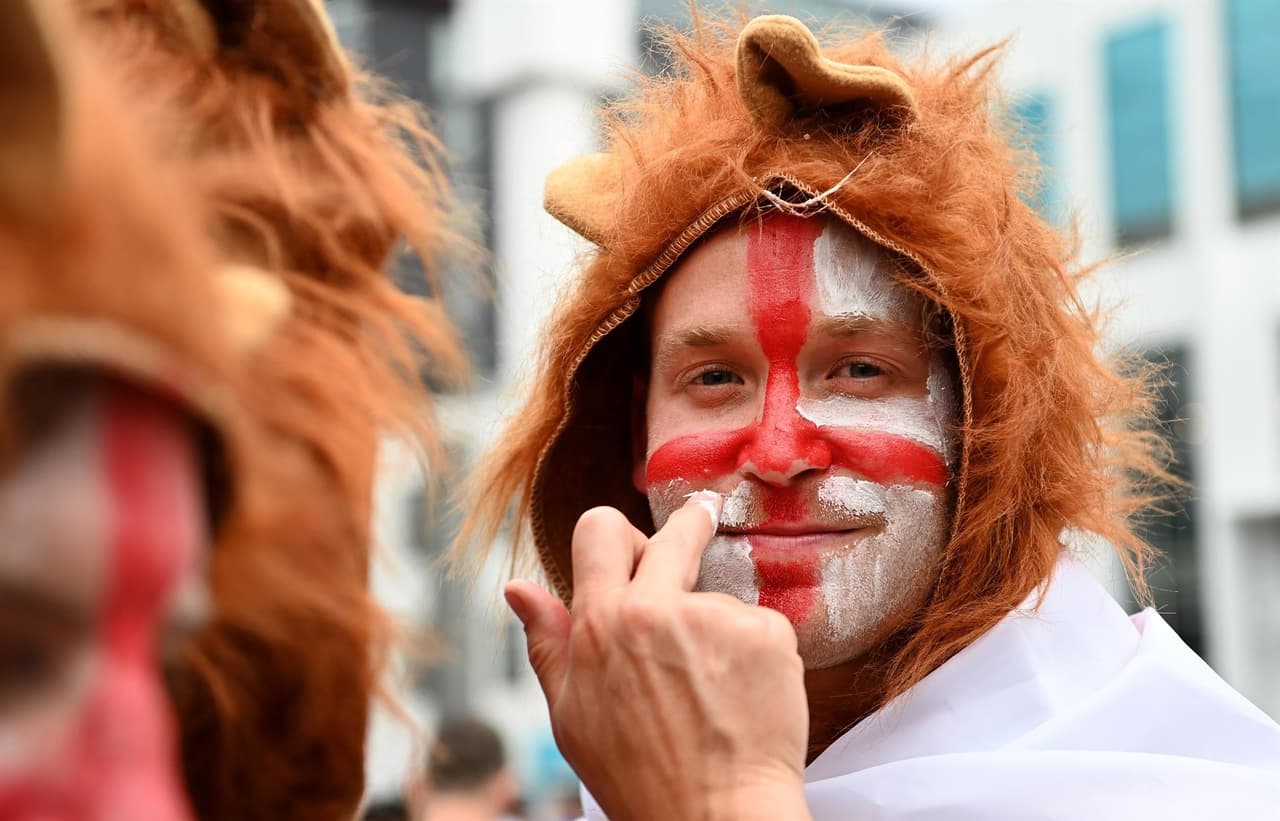 Aún no empieza el partido y se vive la locura fuera del estadio de Wembley. Aficionados ingleses e italianos disfrutan una atmósfera de emociones entre cantos, bebidas y disfraces, previo a la final de la Euro 2020 entre Italia e Inglaterra.