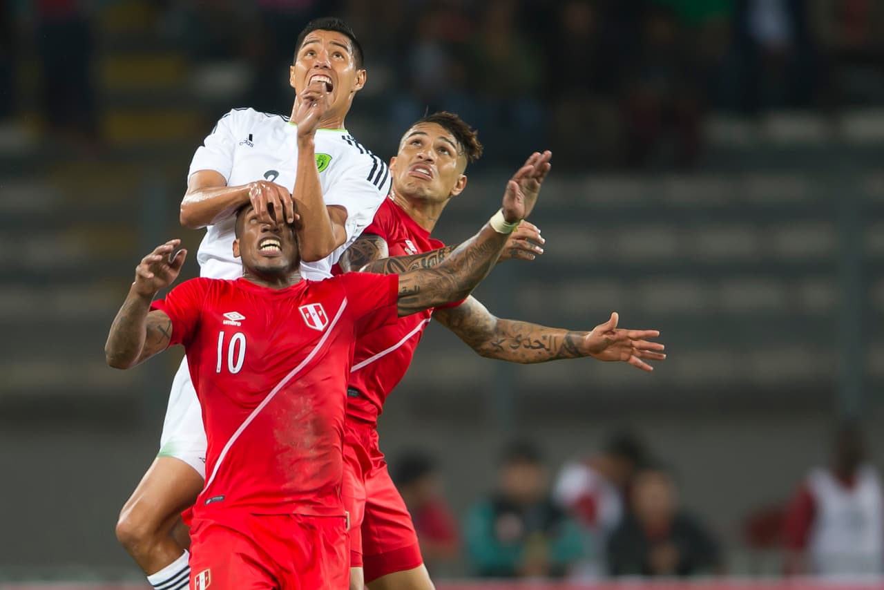 México empató ante Perú en un duelo muy reñido.