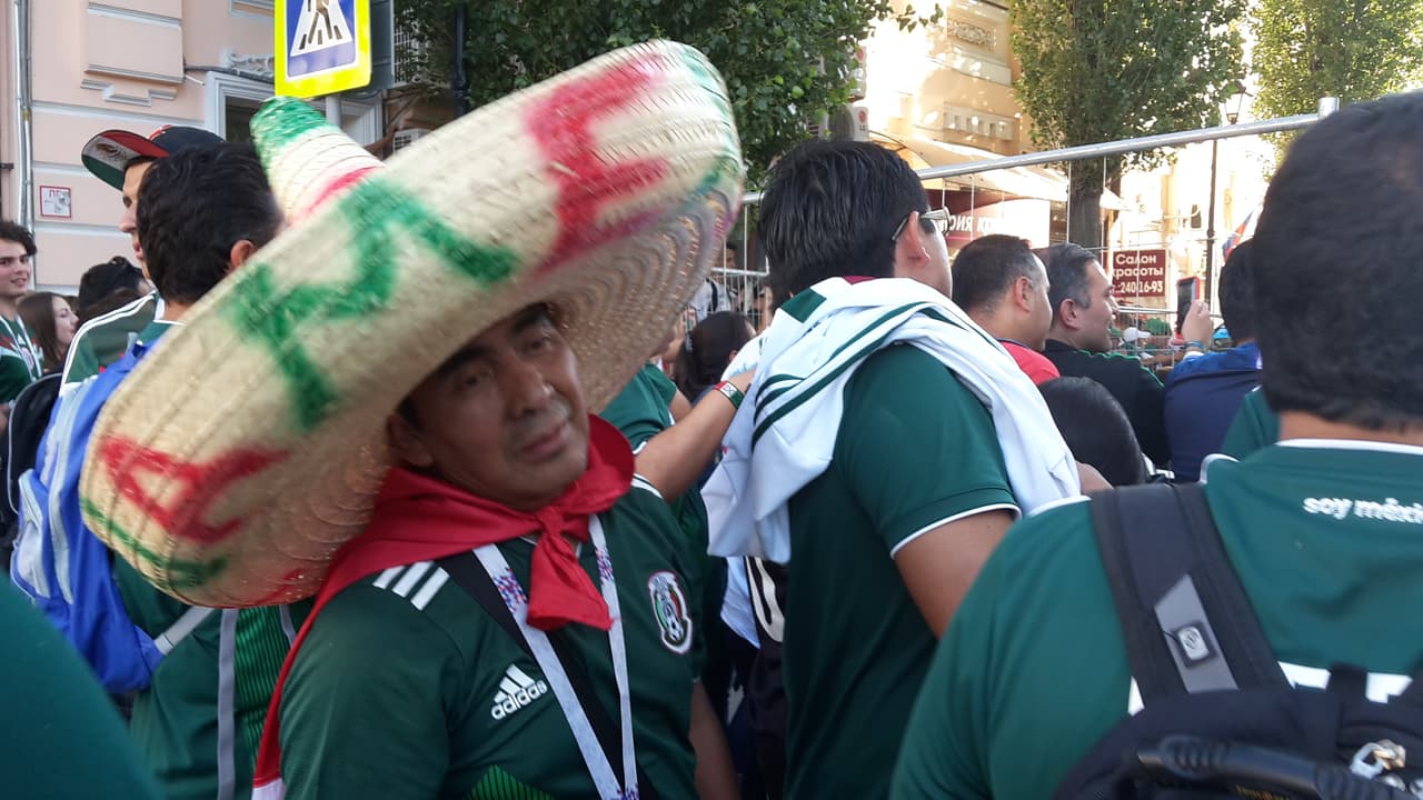 Este es el ambiente que empezaron a generar los aficionados mexicanos previo al partido contra Corea del Sur que se efectuará este sábado en Rostov.