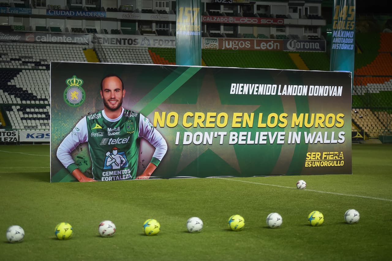 Photo during the presentation of the New Reinforcement of Team Leon during the Closing Tournament 2018 of the Liga BBVA Bancomer MX, at the Nou Camp Stadium -Leon-. Foto durante la presentacion del Nuevo Refuerzo del Equipo Leon durante el Torneo Clausura 2018 de la Liga BBVA Bancomer MX, en el Estadio Nou Camp -Leon- , en la foto: Detalle de Landon DOnovan 15/01/2018/MEXSPORT/Isaac Ortiz.
