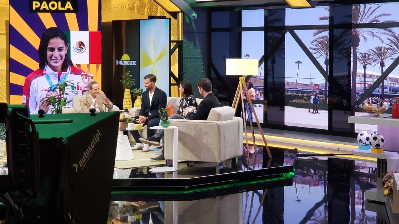 Paola Espinosa visitó las instalaciones de TUDN.