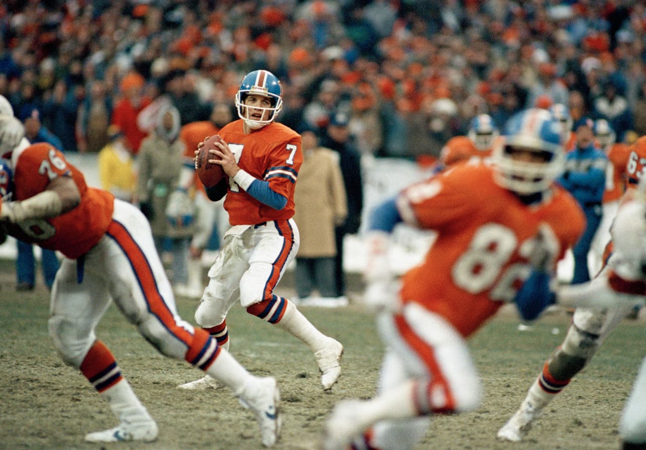 <b>John Elway</b> (
<i>Denver Broncos</i>): 2 títulos de Super Bowl (SB XXXIII MVP), 1987 NFL MVP, 1992 Walter Payton Man of the Year, 9 veces Pro Bowler, NFL 1990s All-Decade Team.