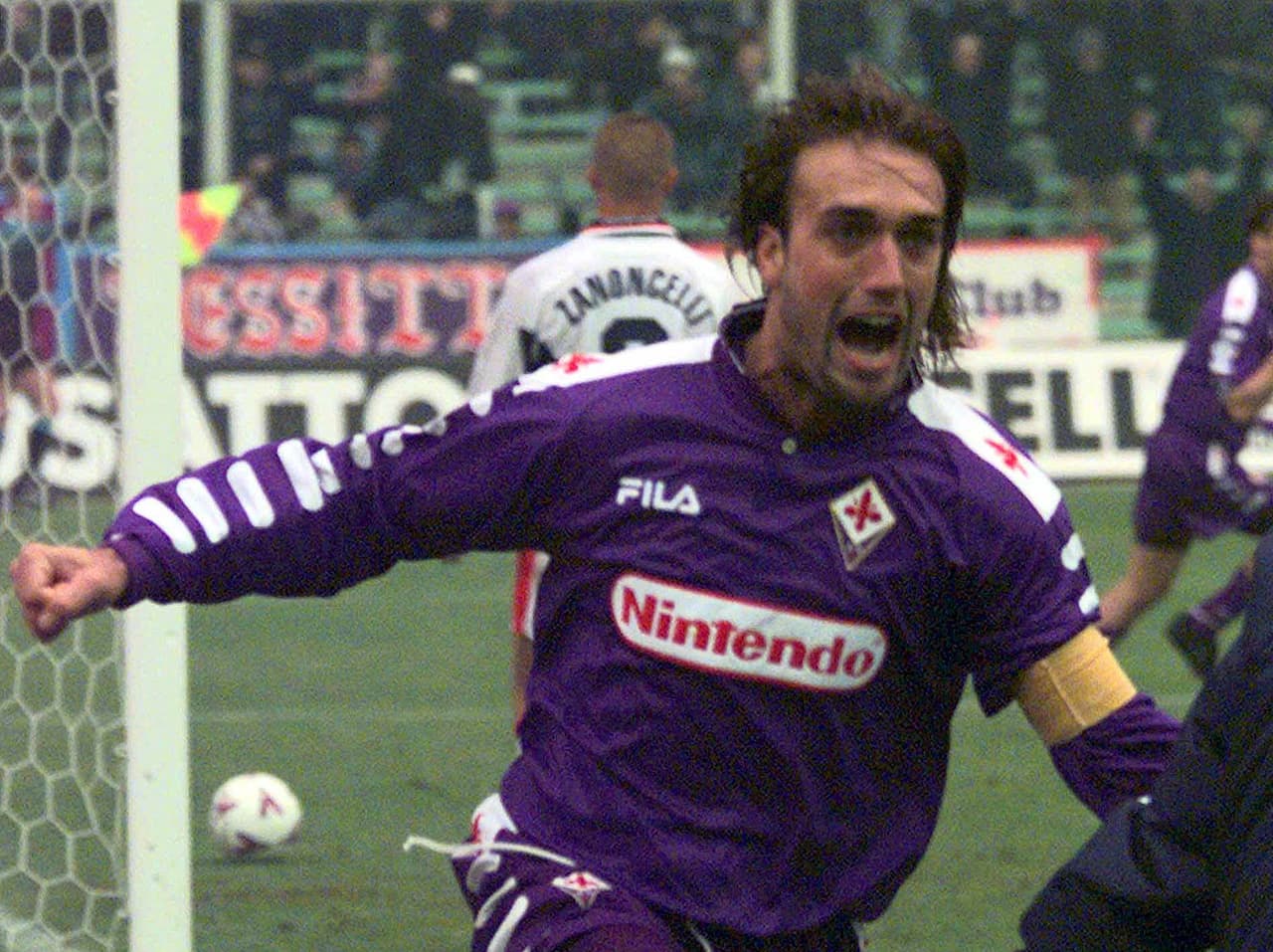 Fiorentina (Italia) - Nintendo - Las productoras de videojuegos pocas veces aparecen como sponsors de equipos de fútbol. Esta camiseta de la Viola fue la primera en tenerlo.