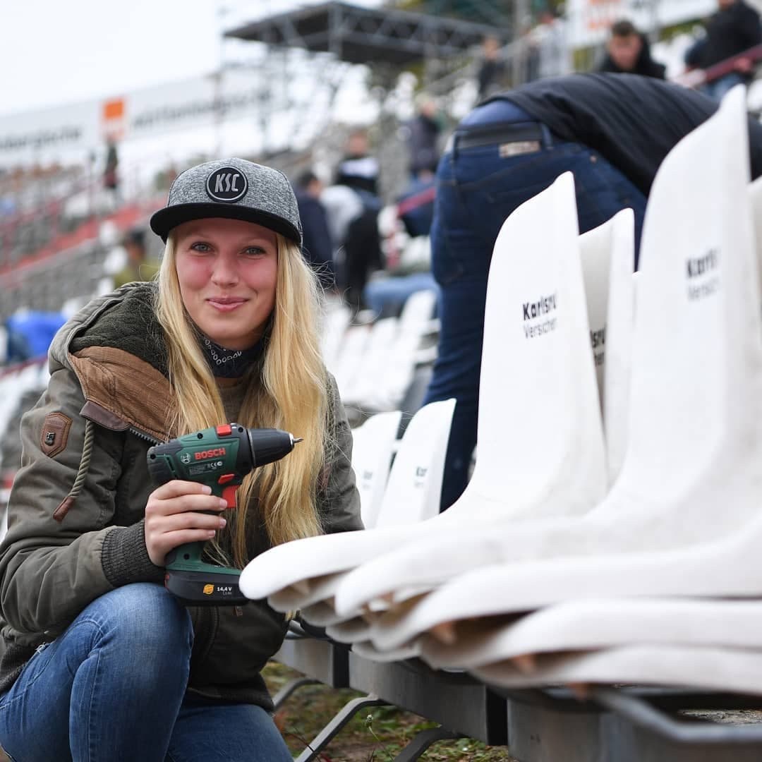 El Karlsruher SC autorizó a los fanáticos para que se llevaran las sillas del estadio que próximamente comenzará su proceso de demolición y reconstrucción.